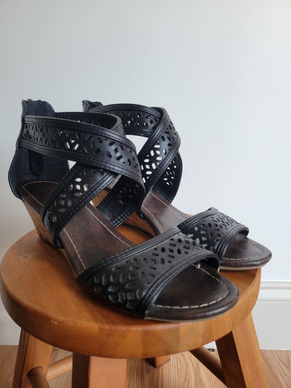 Solanz Black Laser Cut Perforated Ankle Strap Sandals Boho Chic- Size 8.5/9 - Picture 2 of 5